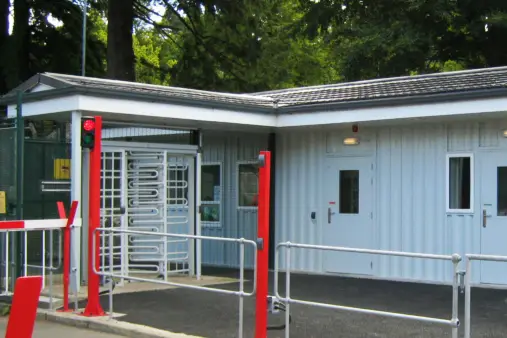 Blast resistant modular building